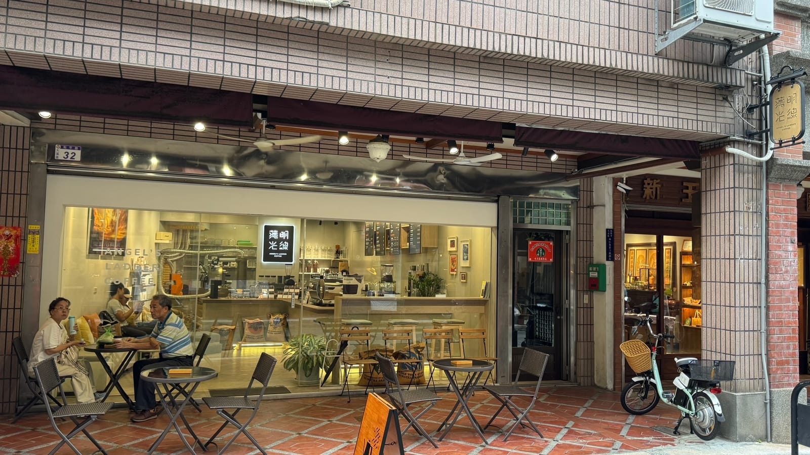 薄明光線咖啡館店面