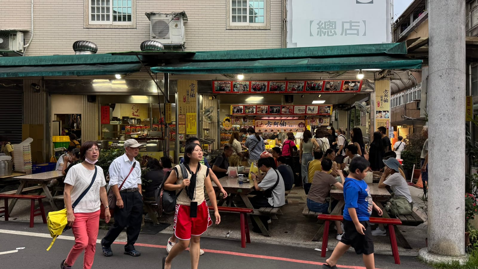 老阿伯現滷豆干總店店面與座位區