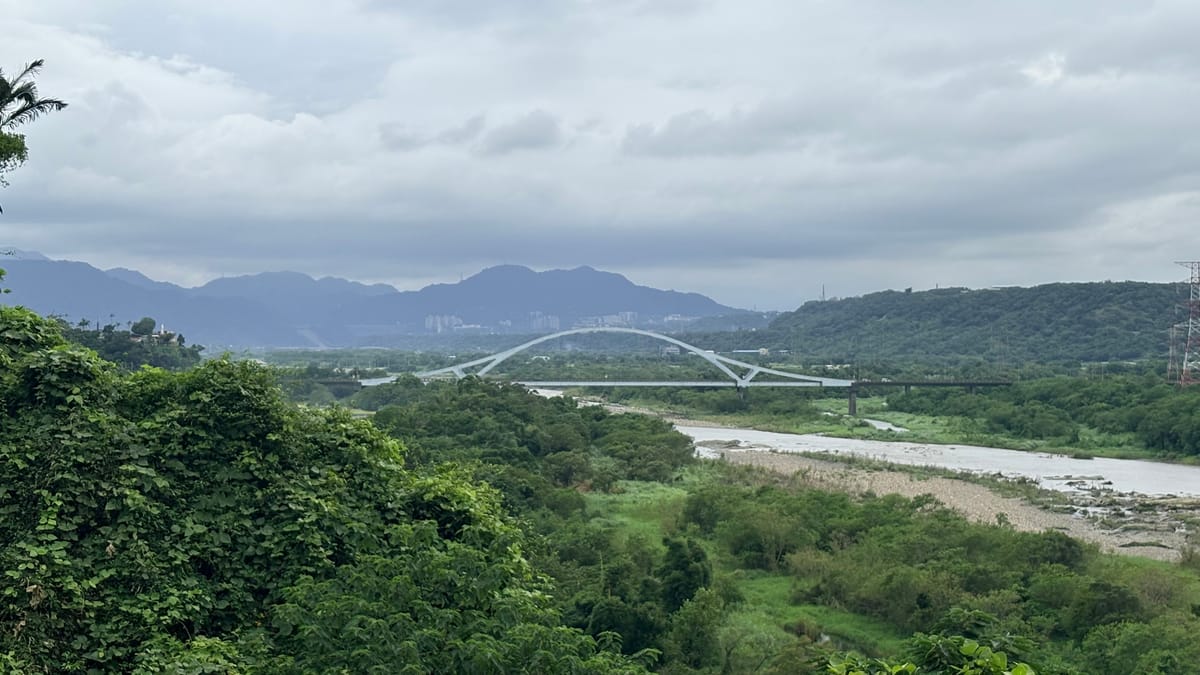 崁津大橋白色拱橋與大漢溪河谷