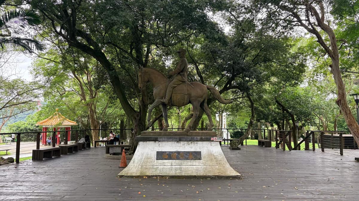 大溪中正公園的騎馬銅像與林蔭木棧平台