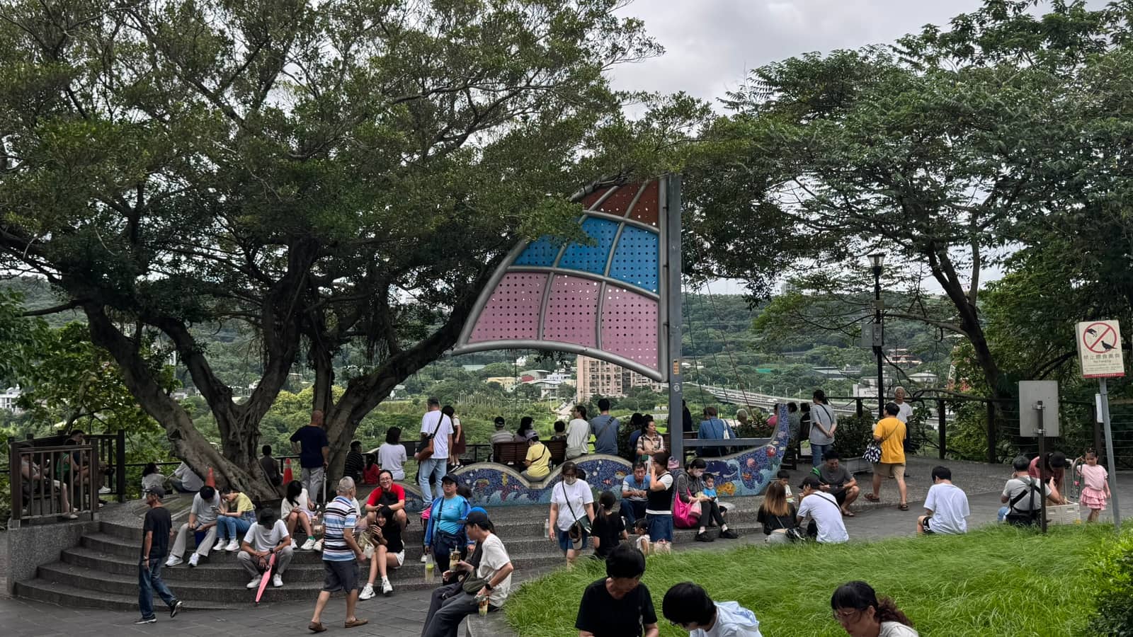 中正公園觀景草坡上的大帆船造景