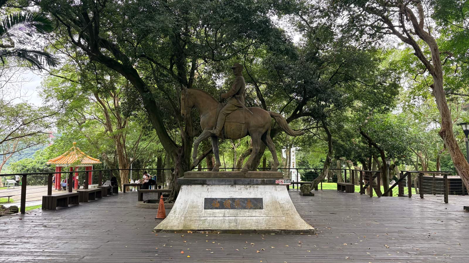 大溪中正公園的騎馬銅像與林蔭木棧平台