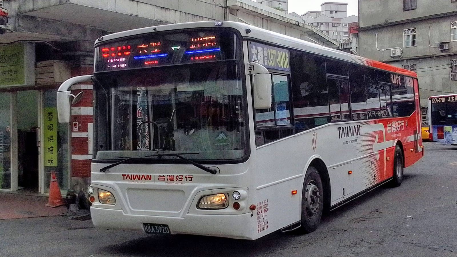 停靠桃園客運大溪站的台灣好行塗裝公車（2026 年 4 月）